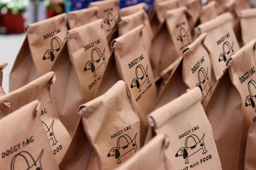 Người Mỹ khuyến khích đem đồ ăn thừa về. (Ảnh: FoodForFuture)
