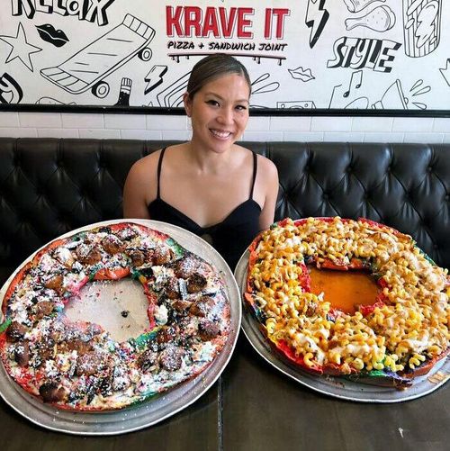 Các chuỗi nhà hàng bán đồ ăn càng to sẽ càng lời. (Ảnh: KraveIt)