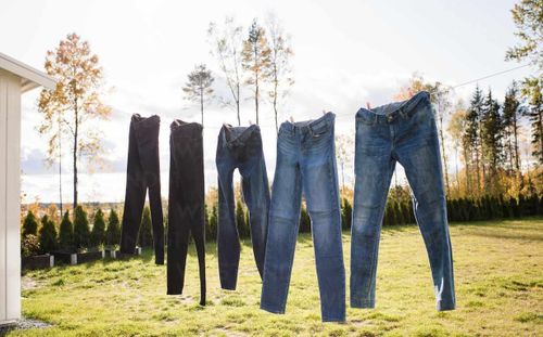 Phơi quần jeans ra nắng giúp giảm ẩm mốc, vi khuẩn. (Ảnh: Westden)
