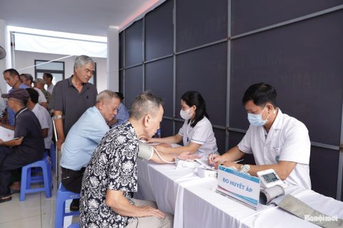 Đội ngũ y, bác sĩ thăm khám cho người có công với cách mạng. Ảnh: Mai Quý