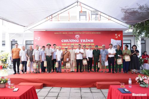 Lãnh đạo xã Bình Minh tặng quà cho người có công với cách mạng. Ảnh: Mai Quý