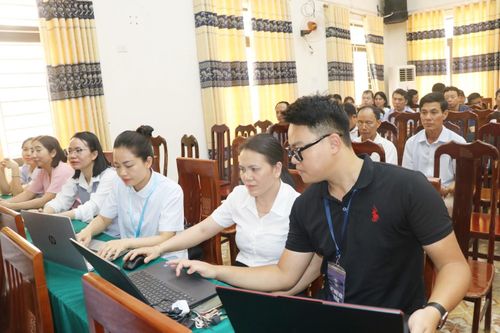 Nâng cao năng lực số cho đội ngũ cán bộ là nền tảng quan trọng để AI được ứng dụng an toàn, hiệu quả và có trách nhiệm. Ảnh: Hồng Đào.