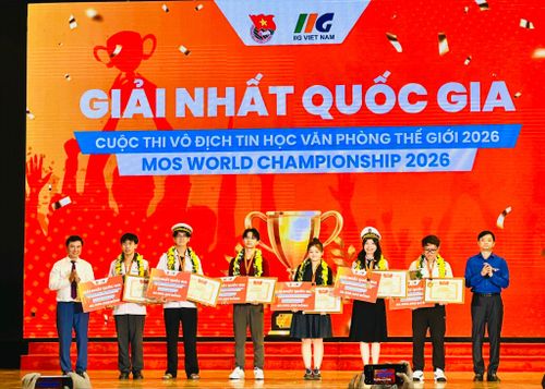 Bí thư Thường trực Trung ương Đoàn, Chủ tịch Trung ương Hội Sinh viên Việt Nam Nguyễn Minh Triết và Chủ tịch kiêm Tổng Giám đốc IIG Việt Nam Đoàn Hồng Nam trao giải Nhất cho 6 nhà vô địch quốc gia của cuộc thi. Ảnh: Bảo Lâm