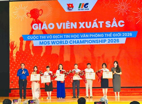 Ban tổ chức khen thưởng các giáo viên có thành tích tiêu biểu. Ảnh: Bảo Lâm