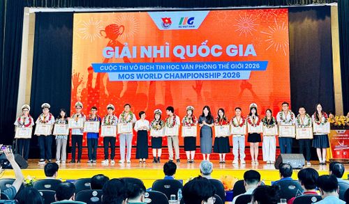 Ban tổ chức trao giải Nhì cho các thí sinh. Ảnh: Bảo Lâm