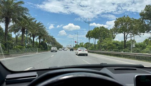 Đường sá ngày một rộng mở kích thích nhu cầu sở hữu ô tô của số đông. Ảnh: Hoàng Linh