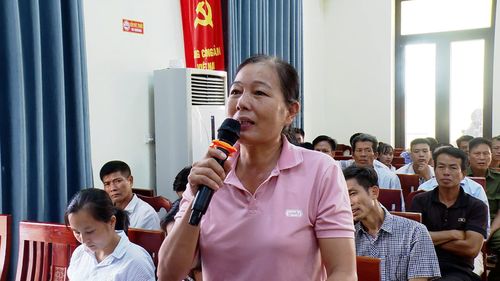 Đại diện các thôn góp ý về phương án giải quyết đối với diện tích bị thu hồi một phần, đất dôi dư, đất có sai lệch vị trí hoặc thông tin giữa hồ sơ và thực tế. Ảnh: Lê Quí