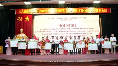 Lãnh đạo xã Hoài Đức trao quyết định cho các thôn, tổ dân phố sau sắp xếp. Ảnh: HĐ