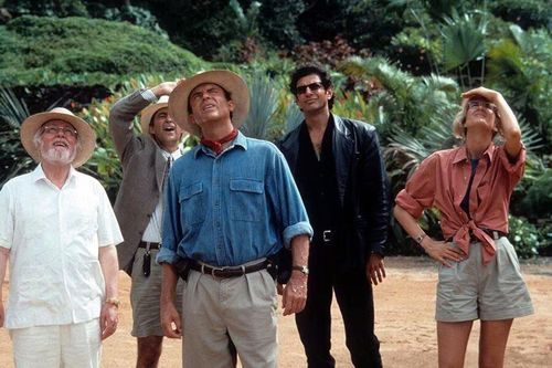 Nam diễn viên Sam Neill (áo xanh, đứng giữa) cùng các bạn diễn trong phần đầu của series bom tấn Công viên Khủng long (Jurassic Park). Ảnh: Hãng phim Universal