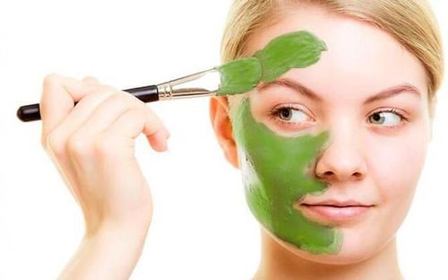 Đắp mặt nạ lá húng chanh sẽ làm dịu và giảm sưng tấy các nốt mụn trên mặt nhanh chóng.