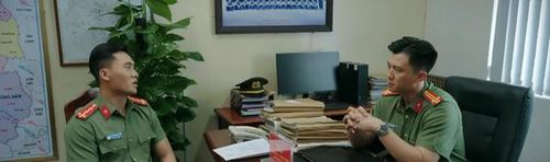 Trung tá Phạm Minh chia sẻ với Tuấn về lý do điều anh về cơ sở làm nhiệm vụ. Ảnh VTV