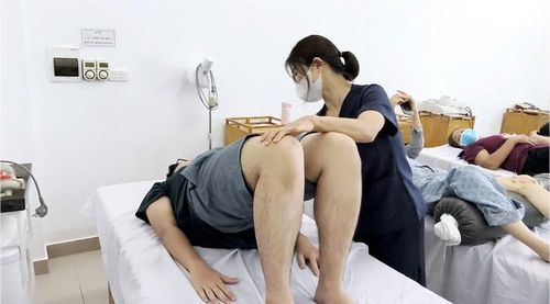 Bệnh nhân phải kiên trì tập luyện lâu dài và bắt buộc phải sửa đổi tư thế sinh hoạt hàng ngày.