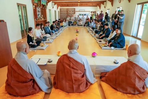 Các tổ chức Phật giáo tại Hàn Quốc đã mở các khóa tu mai mối mang tên "I'm Jeollo" tại nhiều ngôi chùa cổ, tạo không gian thư thái cho người trẻ kết nối tâm giao. Ảnh: Hosu Lee/BBC