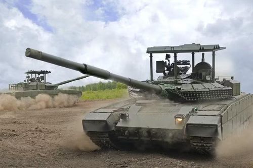 Xe tăng T-80 có kíp lái 3 người bao gồm trưởng xe, pháo thủ và lái xe, nó được trang bị 1 pháo nòng trơn 125 mm loại 2A46M1 với bộ nạp tự động, 1 súng máy đồng trục PKT 7,62 mm, 1 súng máy phòng không NSVT 12,7 mm và 8 ống phóng đạn khói ngụy trang.