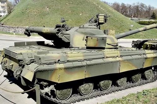 Cần lưu ý, chiếc MBT tạo ra cuộc cách mạng trong Quân đội Liên Xô chính là T-64, được đưa vào phục vụ từ năm 1967. Biến thể T-64A mang pháo nòng trơn 125 mm thay vì 115 mm nguyên bản ra mắt năm 1969 đã định hình thiết kế xe tăng trong nhiều thập kỷ sau đó.
