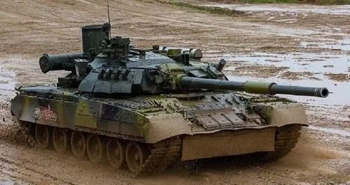 Khác với T-64 lắp động cơ diesel 5TDF hay hỏng hóc và T-72 có động cơ diesel V-46 đáng tin cậy hơn nhưng chưa đủ mạnh mẽ, T-80 là xe tăng đầu tiên trên thế giới được trang bị động cơ turbine khí GTD-1000T sản sinh công suất 1.000 mã lực.