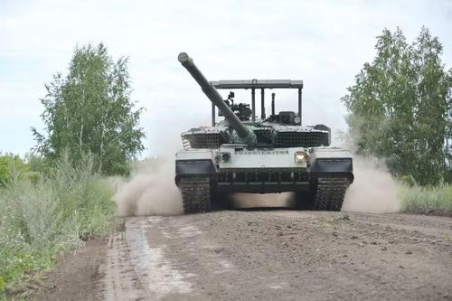Pháo 2A46M1 có khả năng phóng tên lửa dẫn đường (ATGM) bằng laser 9K119 tầm bắn lên đến 5 km. Cơ số đạn dự trữ trong xe bao gồm 45 viên thuộc loại nổ mạnh, phân mảnh, xuyên lõm, xuyên động năng và ATGM.