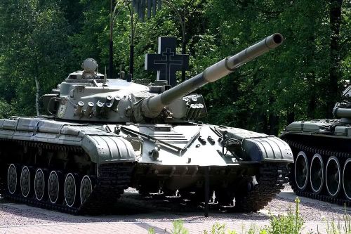 Xe tăng T-64 nổi tiếng với hỏa lực mạnh, khả năng cơ động cao và lớp giáp bảo vệ vững chắc, nhưng nó lại có nhược điểm là khó vận hành và không đáng tin cậy, cho nên Quân đội Liên Xô cần một loại MBT thế hệ mới.