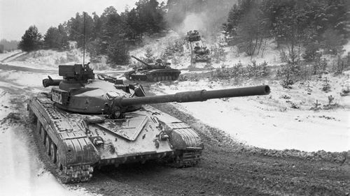 T-72 được đưa vào sản xuất từ năm 1971 trở thành một lựa chọn thay thế cho T-64, nó có khung gầm đơn giản và đáng tin cậy hơn cùng động cơ diesel V-46 khá mạnh mẽ. Về khả năng bảo vệ và hỏa lực thì T-72 ngang bằng T-64, nhưng sức cơ động bị nhận xét kém hơn.