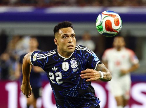  Phiên bản phù hiệu đương kim vô địch màu trắng trên áo sân khách của tuyển Argentina. Ảnh: Tim Heitman/Reuters.