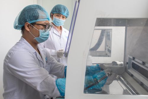 Khi bắt đầu giám định, mẫu được chuyển sang Phòng chuẩn bị mẫu hài cốt. Tại đây, mẫu xương được đặt vào một cối bạc cùng viên bi kim loại rồi đưa vào máy nghiền chuyên dụng để nghiền thành bột mịn.