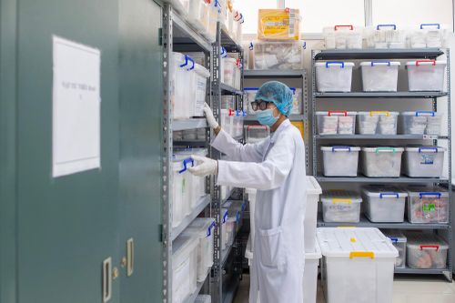 Sau đó, mẫu được chuyển về Trung tâm Giám định ADN và lưu giữ tại Phòng Lưu mẫu (trong ảnh). Bên trong căn phòng này là hàng nghìn mẫu xương, răng... được quy tập từ các nghĩa trang liệt sĩ trên khắp cả nước.