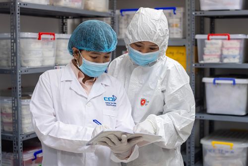 Thạc sĩ Vũ Anh Tuấn, giám định viên nhiều năm kinh nghiệm tại Trung tâm Giám định ADN, cho biết để một mẫu hài cốt có thể cho ra kết quả nhận dạng, phải trải qua hàng loạt công đoạn nghiêm ngặt. Sau khi lấy mẫu, Ban Chỉ đạo tìm kiếm, quy tập và xác định danh tính hài cốt liệt sĩ cấp tỉnh sẽ bàn giao cho cơ quan chuyên môn được chỉ định quản lý và lưu trữ tạm thời. Các mẫu phải được bảo quản theo đúng quy chuẩn kỹ thuật, kiểm soát chặt chẽ nhiệt độ và điều kiện vệ sinh nhằm tránh ADN bị phân hủy hoặc nhiễm tạp chất.