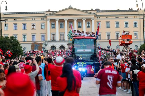  Việc lọt vào tứ kết World Cup 2026 được xem là cột mốc đặc biệt của bóng đá Na Uy. Đội bóng Bắc Âu lần đầu tiên góp mặt ở vòng đấu dành cho 8 đội mạnh nhất kể từ khi trở lại sân chơi World Cup sau gần 3 thập kỷ, đồng thời tạo nên hàng loạt bất ngờ khi đánh bại Brazil để giành vé vào tứ kết. 