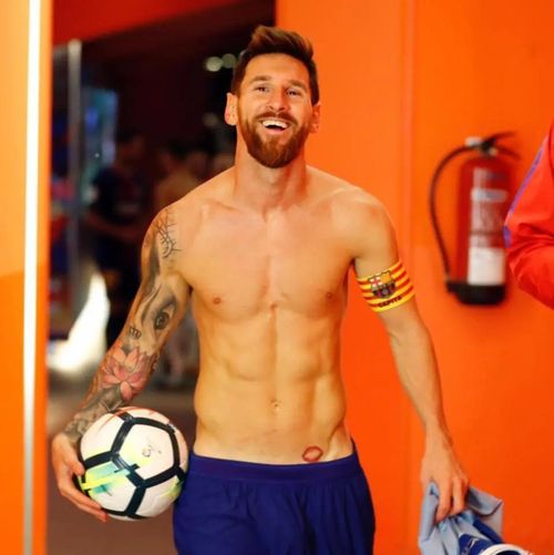  Theo một số nguồn tin, hình xăm này được Messi thực hiện vào mùa hè năm 2017, xuất hiện lấp ló phía trên cạp quần của ngôi sao Argentina. Vị trí xăm mình được đánh giá là tương đối kín đáo và quyến rũ, chỉ được phô diễn trước ánh nhìn của công chúng khi Messi cởi áo và kéo cạp quần xuống thấp. Ảnh: @leomessi. 