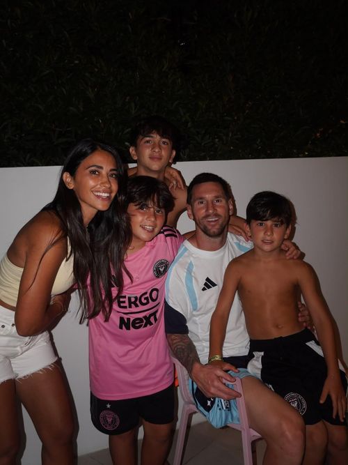  Antonela Roccuzzo, vợ Lionel Messi, là một trong những gương mặt nổi tiếng nhất trong dàn WAGs Argentina và giới vợ/bạn gái của các cầu thủ bóng đá. Cô xếp ở vị trí thứ 2 trong danh sách vợ/bạn gái ngôi sao World Cup kiếm nhiều tiền nhất trên mạng xã hội do nền tảng phân tích dữ liệu Vantix đăng tải. Với gần 40 triệu người theo dõi trang cá nhân, cô có thể kiếm 391.000 USD từ một bài đăng tài trợ. Nàng WAG là hậu phương vững chắc của Messi trong nhiều giải đấu, bao gồm World Cup năm nay. Mỹ nhân này có mặt ở khu vực khán đài đặc biệt, theo dõi toàn bộ trận đấu của đội tuyển Argentina, trở thành nguồn động viên lớn cho nửa kia. Ảnh: @antonelaroccuzzo. 