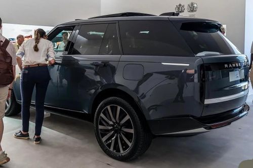  Range Rover Electric được trang bị 2 động cơ điện, sản sinh công suất tối đa 550 mã lực và mô-men xoắn cực đại 850 Nm. Land Rover sẽ ra mắt phiên bản "First Edition" với nhiều tùy chọn độc đáo khi mẫu SUV thuần điện này ra mắt toàn cầu. 