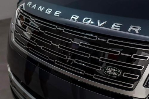  Về ngoại hình, JLR vẫn giữ nguyên những đường nét thiết kế làm nên sự thu hút cho dòng Range Rover hiện tại. Hãng không muốn phiên bản thuần điện đứng tách biệt hoàn toàn với dải sản phẩm hiện tại. 