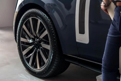  Mẫu SUV thuần điện này vẫn chia sẻ nền tảng MLA-Flex cùng các phiên bản Range Rover khác. Khách hàng cũng có thể thoải mái lựa chọn các cấu hình 4 chỗ, 5 chỗ và 7 chỗ mà không bị giới hạn về phần cứng hay pin điện. 