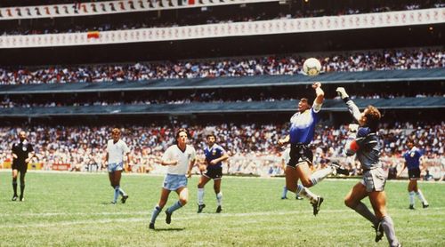  Bàn thắng "Bàn tay của Chúa" của Diego Maradona vào lưới tuyển Anh ở trận tứ kết World Cup 1986. Ảnh: Goal.com. 