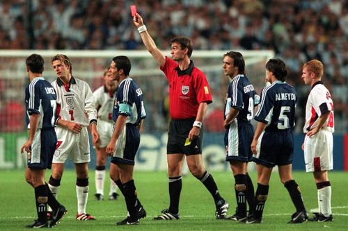  David Beckham của tuyển Anh nhận thẻ đỏ trong trận gặp Argentina ở vòng 16 đội World Cup 1998 trên sân Stade Geoffroy-Guichard, Saint-Étienne (Pháp), ngày 30/6/1998. Ảnh: Reuters. 