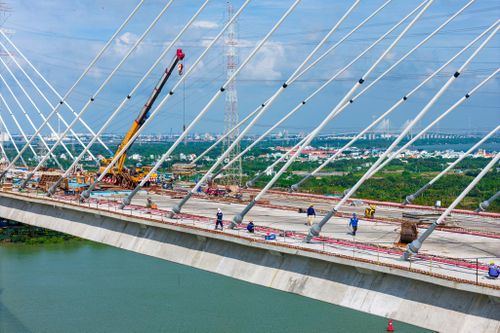  Cách thiết kế này giúp hai bên dầm cầu cùng tham gia chịu lực thông qua hệ cáp liên tục, song làm quá trình thi công và cân chỉnh phức tạp hơn. 