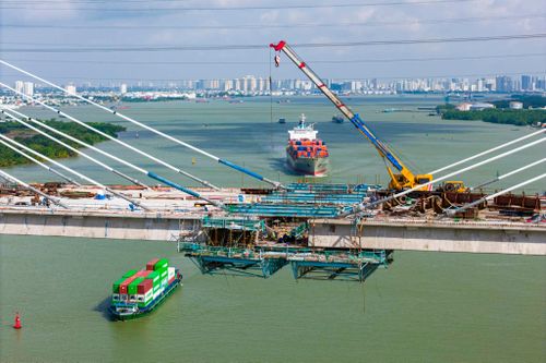 Theo ghi nhận của Tri Thức - Znews vào ngày 12/7, tại vị trí hợp long giữa của 2 nhịp chính đã được nhà thầu thi công lao cáp dự ứng lực, chuẩn bị cho công tác lắp đặt ván khuôn lõi và lắp đặt cốt thép cho khối hợp long trong thời gian sắp tới. 