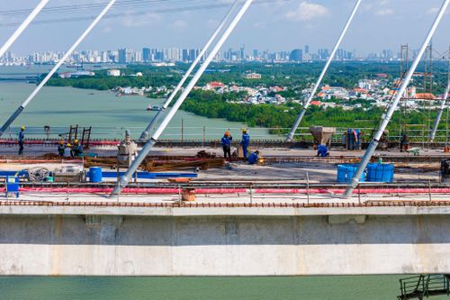  Các hạng mục hoàn thiện như lắp đặt dải phân cách, lan can và hệ thống phòng cháy chữa cháy, vệ sinh mặt cầu cũng đang được khẩn trương triển khai trên công trường. Dự kiến đến tháng 9/2026, toàn bộ cây cầu sẽ hoàn thành theo kế hoạch. 