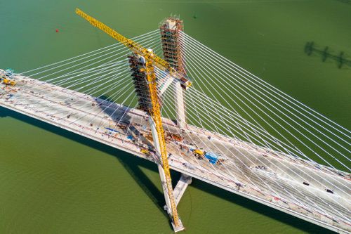  Mỗi trụ bố trí hai mặt phẳng dây văng dạng rẻ quạt với 56 bó cáp, dây văng được nối liên tục giữa hai nhịp, đoạn giữa vắt qua trụ tháp bằng kết cấu neo "yên ngựa". Hai đầu cáp sau đó được neo vào dầm cứng ở hai phía. 