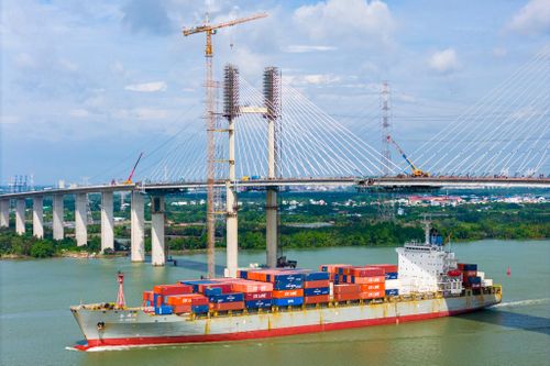  Trước đó, gói thầu xây dựng cầu Phước Khánh do Tổng công ty Đầu tư phát triển đường cao tốc Việt Nam (VEC) ký hợp đồng với liên danh Sumitomo Mitsui - Cienco 4, khởi công từ tháng 1/2016. Tuy nhiên, do vướng mắc về bố trí vốn và gia hạn hiệp định vay, dự án phải tạm dừng từ năm 2020 khi đã hoàn thành hơn 80% khối lượng. Sau gần 5 năm đình trệ, gói thầu này mới được tái khởi động (tháng 5/2025) với nhà thầu mới để tiếp tục thi công. 