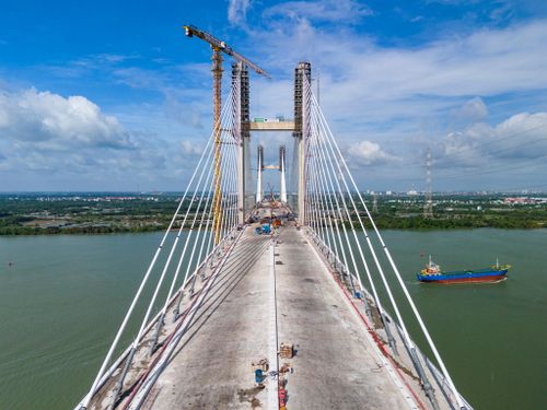  Phần cầu chính sử dụng hệ dầm thanh mảnh, treo bằng cáp dây văng cường độ cao, liên kết với hai trụ tháp hình chữ H cao khoảng 155 m. 