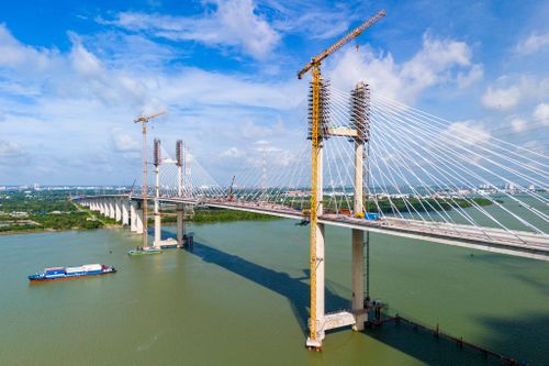  Dự án cao tốc Bến Lức - Long Thành có chiều dài toàn tuyến 58 km. Dự án đã hoàn thành khoảng 55 km, trong đó 30 km đã đưa vào khai thác tạm thời. Cầu Phước Khánh được xác định là nút thắt cuối cùng để thông trục toàn bộ tuyến đường. 