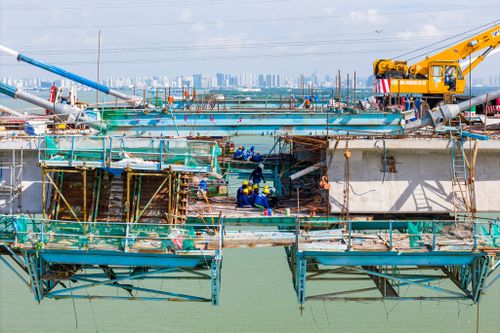  Ông Lê Văn Khánh, tư vấn giám sát cầu Phước Khánh cho biết để đảm bảo tiến độ, nhà thầu tổ chức thi công 3 ca, 4 kíp liên tục. Ban ngày, mỗi trụ có khoảng 80-85 kỹ sư, công nhân làm việc, ban đêm duy trì 40-50 người. Lực lượng giám sát cũng túc trực 24/24 nhằm kiểm soát chất lượng và nghiệm thu tại chỗ. 