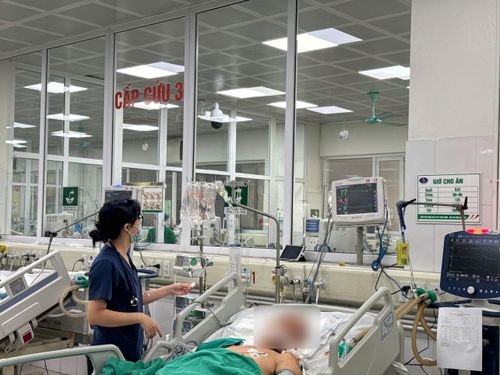  Nhân viên y tế chăm sóc cho bệnh nhân. Ảnh: BVCC. 