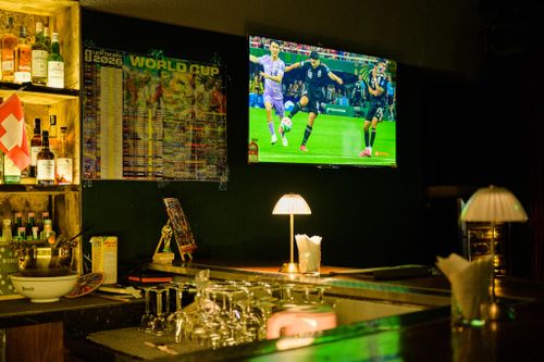  Không khí World Cup lan tỏa đến nhiều nơi, được nhân viên văn phòng nhiệt tình hưởng ứng. Ảnh minh họa: Hoài Bảo. 