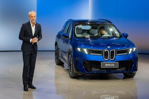 Việc ra mắt BMW iX3 bị dời lại do phải trang bị thêm tính năng hỗ trợ lái được nội địa hóa cho thấy các hãng xe Đức còn lâu mới bắt kịp được tốc độ phát triển và ra mắt của các thương hiệu Trung Quốc.