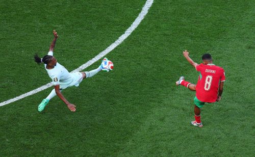 Michael Olise thể hiện đường chuyền volley ấn tượng. Ảnh: Mike Segar/Reuters. 