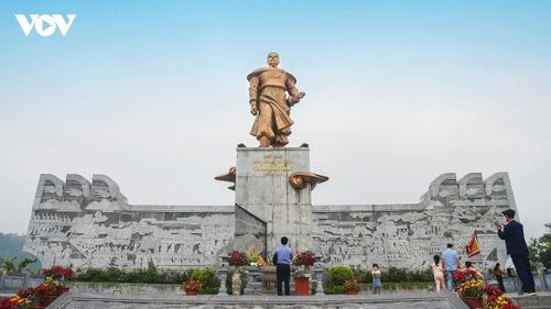 Tại vị trí cao nhất của khuôn viên là tượng Hưng Nhượng Vương Trần Quốc Tảng cao 10m, nặng 40 tấn đứng uy nghi nhìn ra cửa biển.