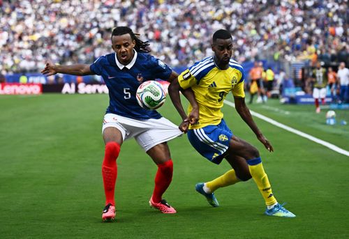 Hậu vệ Jules Kounde (Pháp, trái) trong trận vòng 1/8 World Cup 2026 với Thụy Điển trên sân New York New Jersey (Mỹ), ngày 30/6. Ảnh: Reuters.