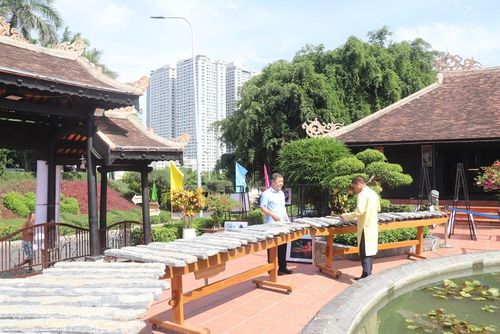 Lãnh đạo Trung tâm Bảo tồn Di sản văn hóa tỉnh Khánh Hòa kiểm tra công tác chẩn bị trưng bày đàn đá